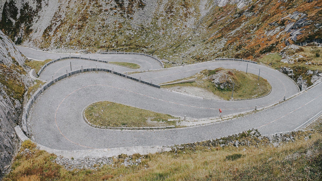 005 tremola luftaufnahme schweiz oltimer - Tremola – The Old Gotthard Pass Road
