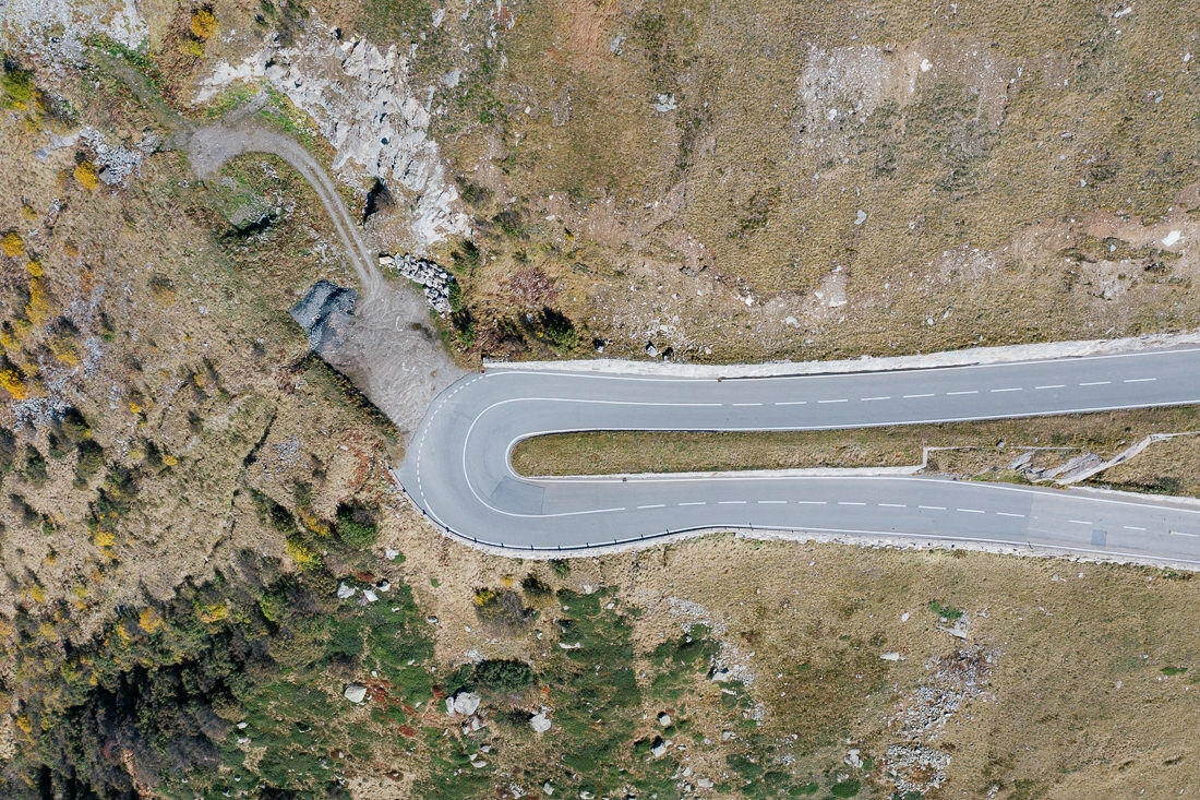 008 hotel gletschergrotte furkapass drohne - Tomas aéreas del Furkapass (Suiza)