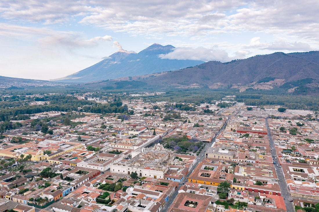 007 antigua altstadt hotel areal - Luftaufnahmen Antigua (Guatemala) - Vulkan und Kolonialzauber