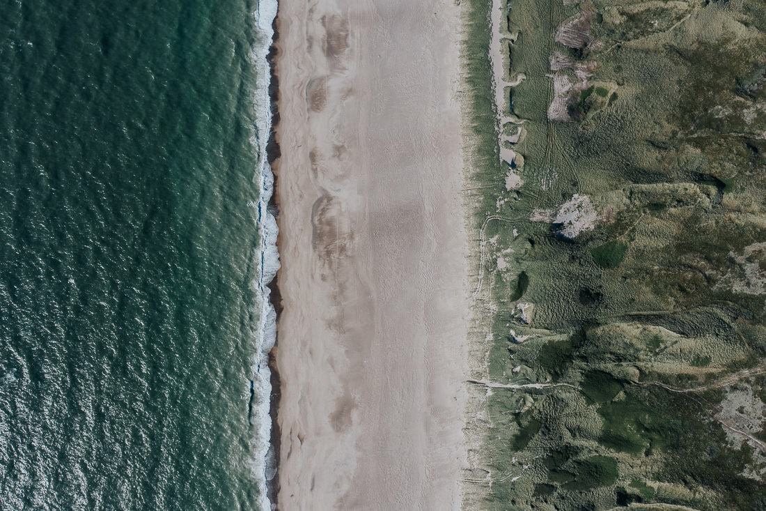 001 daenemark drohne strand luftaufnahmen - Aerial Views of Denmark’s Beaches – A Dance with Wind and Waves