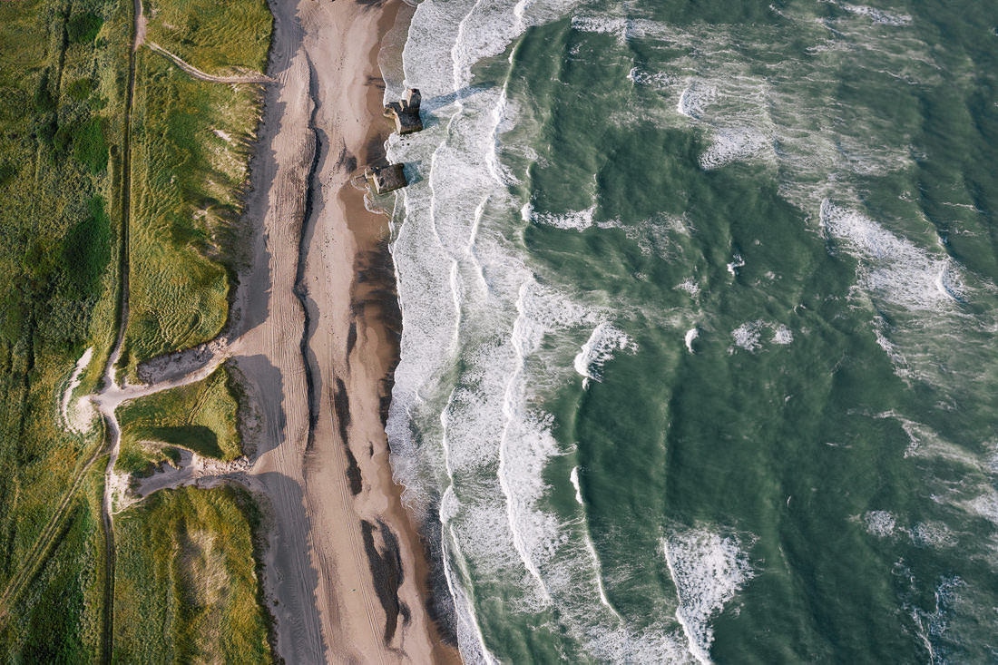 011 daenemark drohne strand luftaufnahmen - Aerial Views of Denmark’s Beaches – A Dance with Wind and Waves