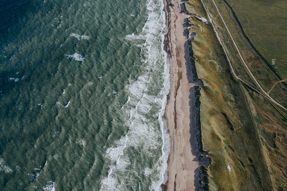 012 daenemark drohne strand luftaufnahmen - Aerial Views of Denmark’s Beaches – A Dance with Wind and Waves