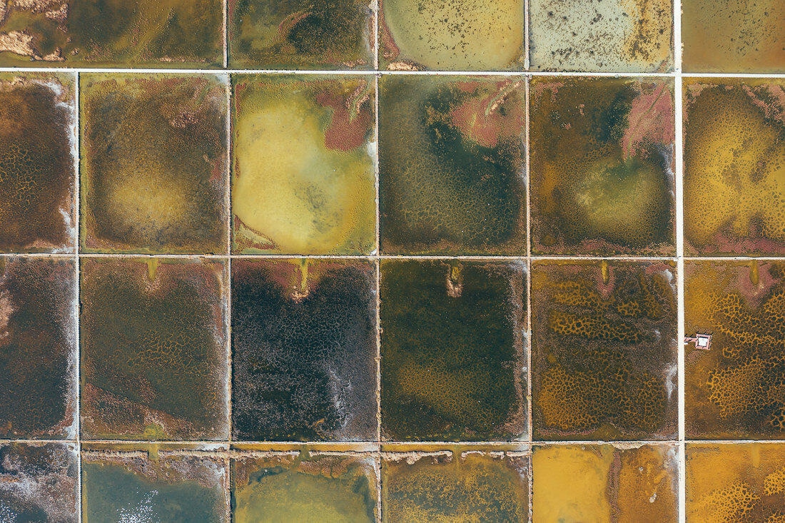 001 luftaufnahme salzfeld mittelmeer drohne kroatien - Salt Fields in Croatia – Sparkling Patterns from Above