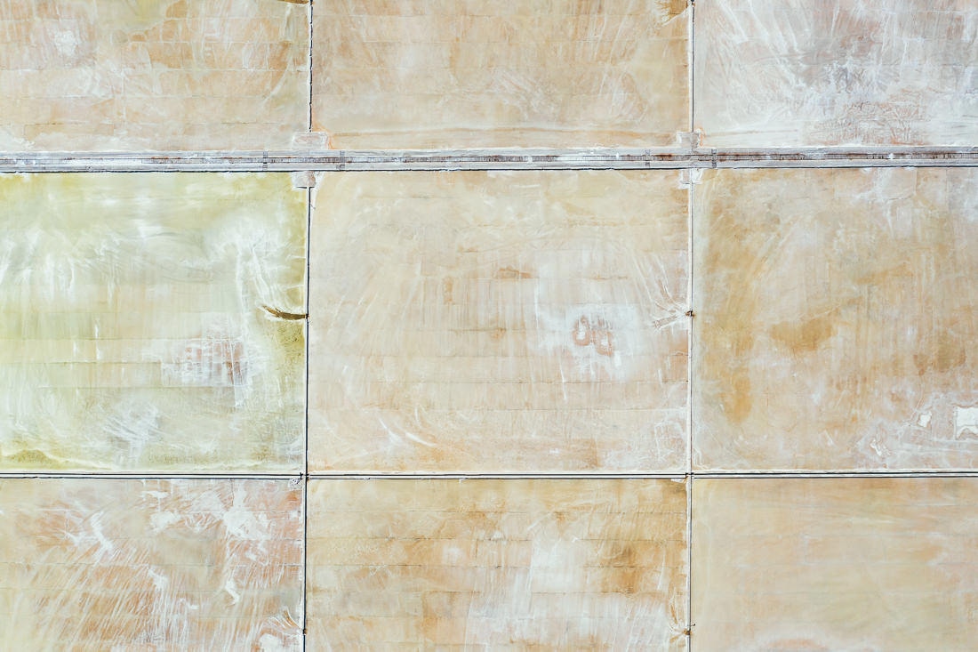 002 luftaufnahme salzfeld mittelmeer drohne kroatien - Salt Fields in Croatia – Sparkling Patterns from Above