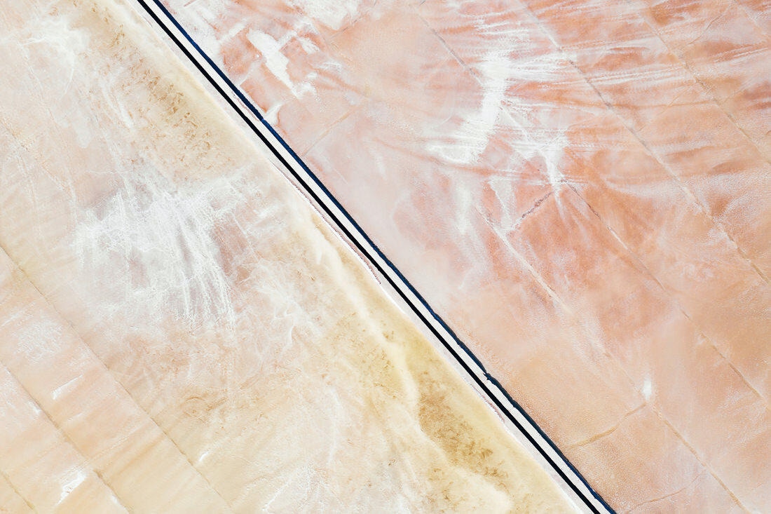 006 luftaufnahme salzfeld mittelmeer drohne kroatien - Salt Fields in Croatia – Sparkling Patterns from Above