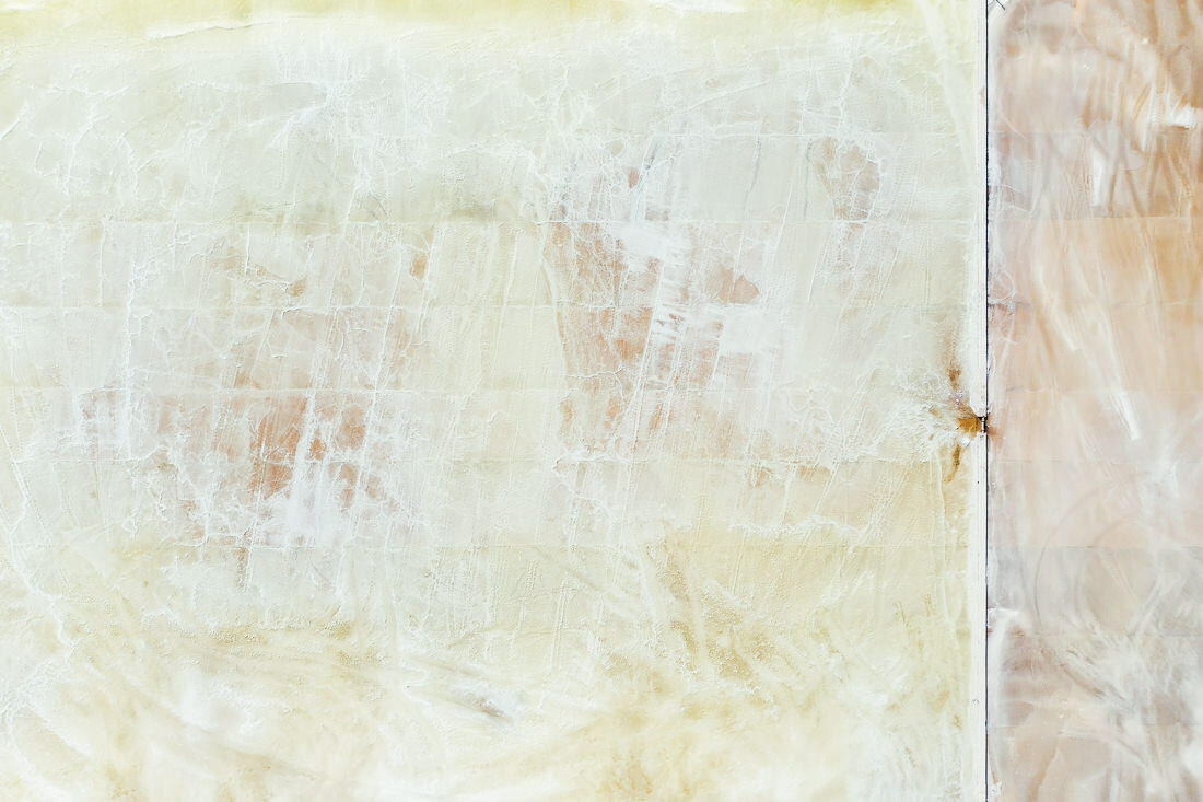 008 luftaufnahme salzfeld mittelmeer drohne kroatien - Salt Fields in Croatia – Sparkling Patterns from Above