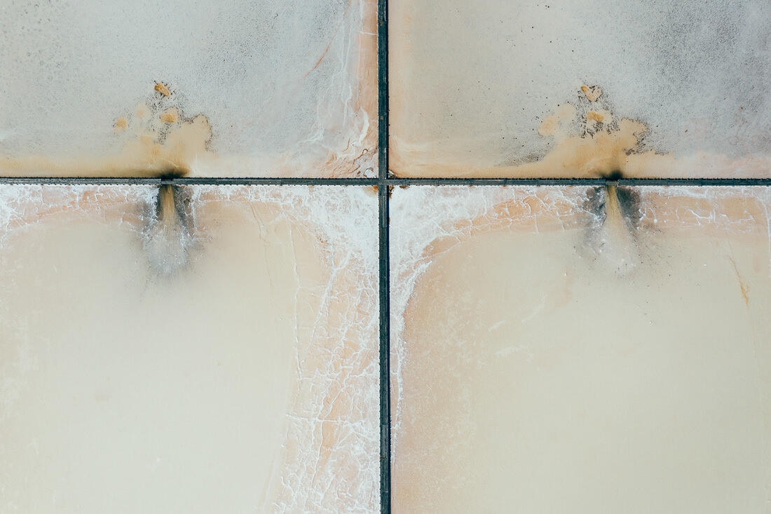 015 luftaufnahme salzfeld mittelmeer drohne kroatien - Salt Fields in Croatia – Sparkling Patterns from Above