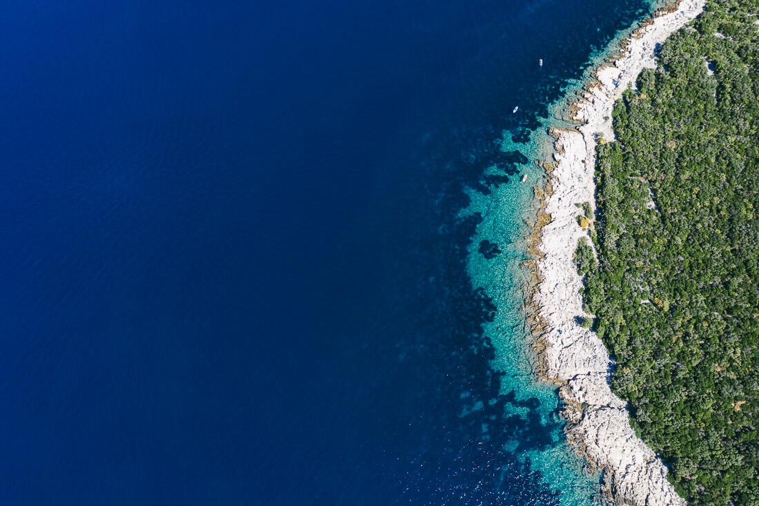 001 kroatien meer kueste drohne - Kroatiens Mittelmeerküste - Ein Sommer am Wasser