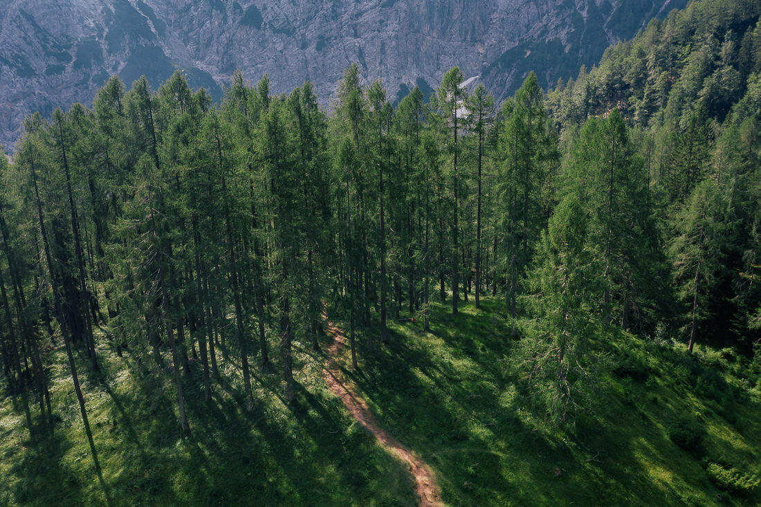 001 soca fluss slovenien wandern - The Soca Valley in Slovenia – Turquoise Waters and Peaks in Flight