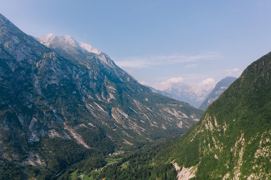 005 soca fluss slovenien wandern - The Soca Valley in Slovenia – Turquoise Waters and Peaks in Flight