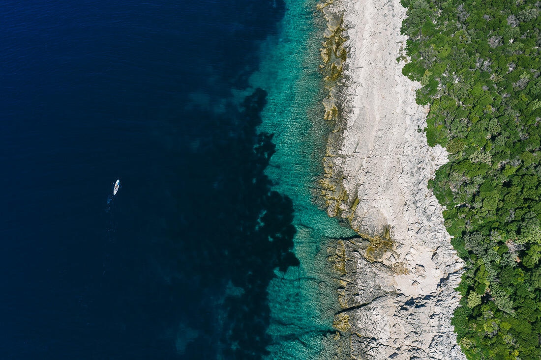 006 kroatien meer kueste drohne - Kroatiens Mittelmeerküste - Ein Sommer am Wasser
