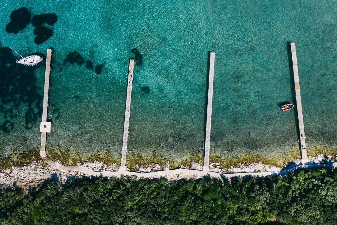 007 kroatien meer kueste drohne - Kroatiens Mittelmeerküste - Ein Sommer am Wasser