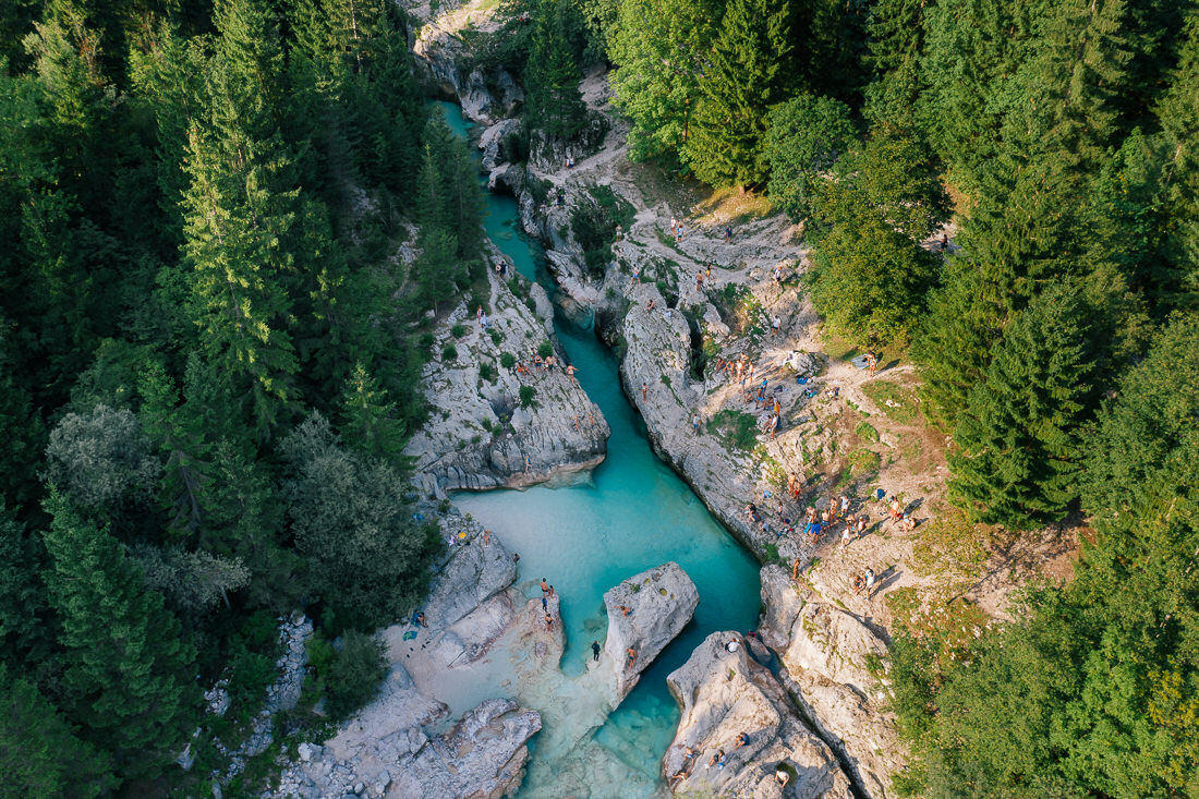 008 soca fluss slovenien wandern - The Soca Valley in Slovenia – Turquoise Waters and Peaks in Flight