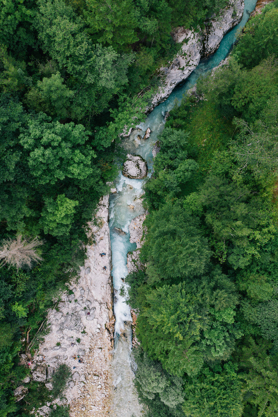 010 soca fluss slovenien wandern - The Soca Valley in Slovenia – Turquoise Waters and Peaks in Flight