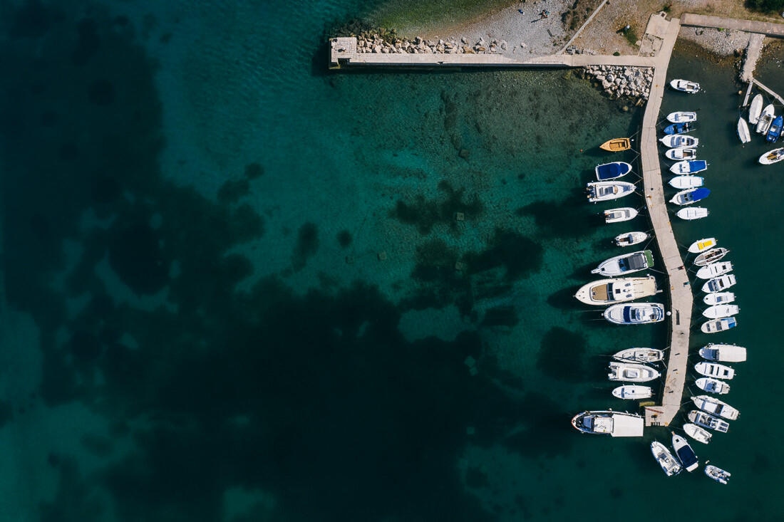 015 kroatien meer kueste drohne - Kroatiens Mittelmeerküste - Ein Sommer am Wasser