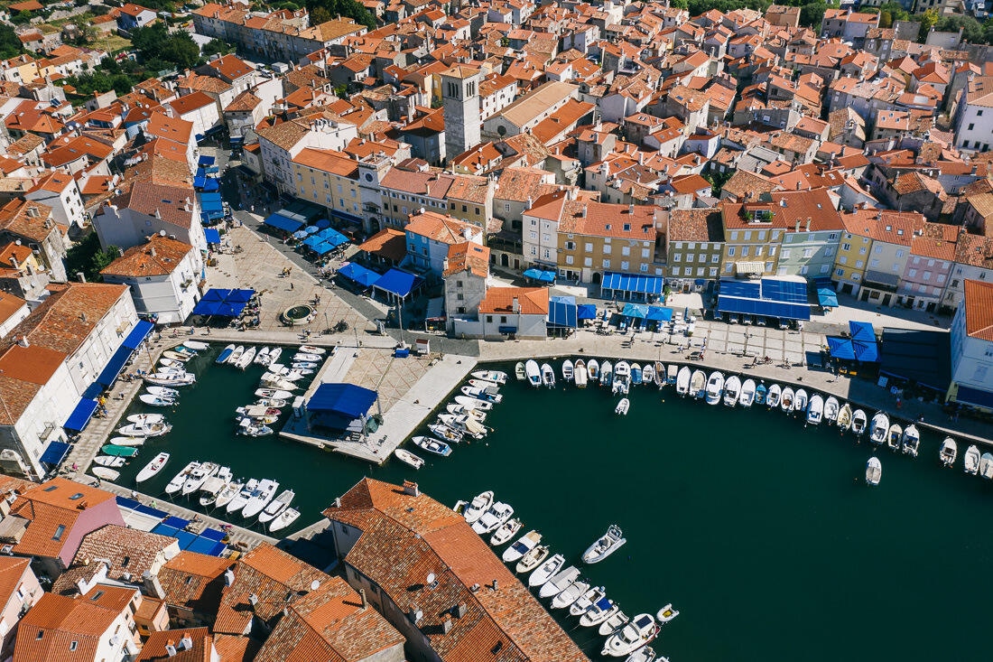017 kroatien meer kueste drohne - Kroatiens Mittelmeerküste - Ein Sommer am Wasser