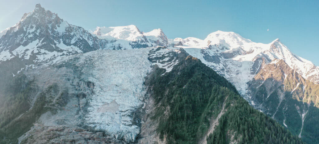 001 mont blanc gletscher drohne luftaufnahme 1024x464 - The Mont Blanc Glacier – A Morning in Golden Light