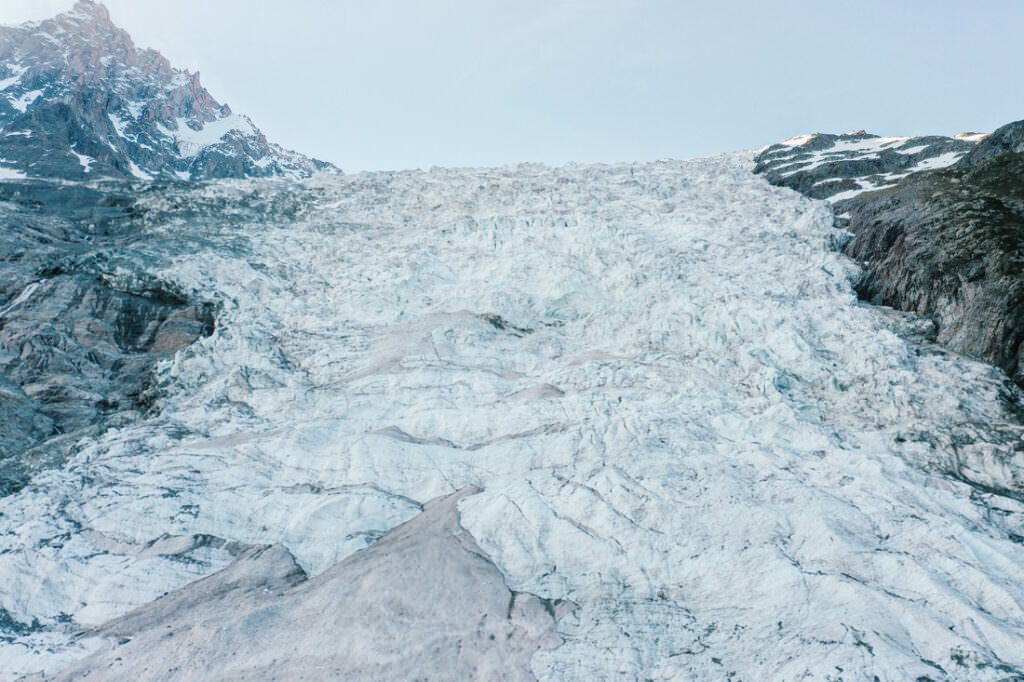 004 mont blanc gletscher drohne luftaufnahme 1024x682 - The Mont Blanc Glacier – A Morning in Golden Light
