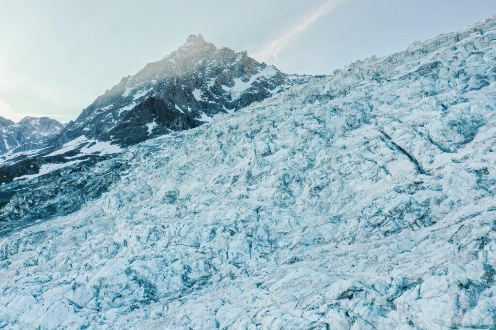 010 mont blanc gletscher drohne luftaufnahme 1024x682 - The Mont Blanc Glacier – A Morning in Golden Light