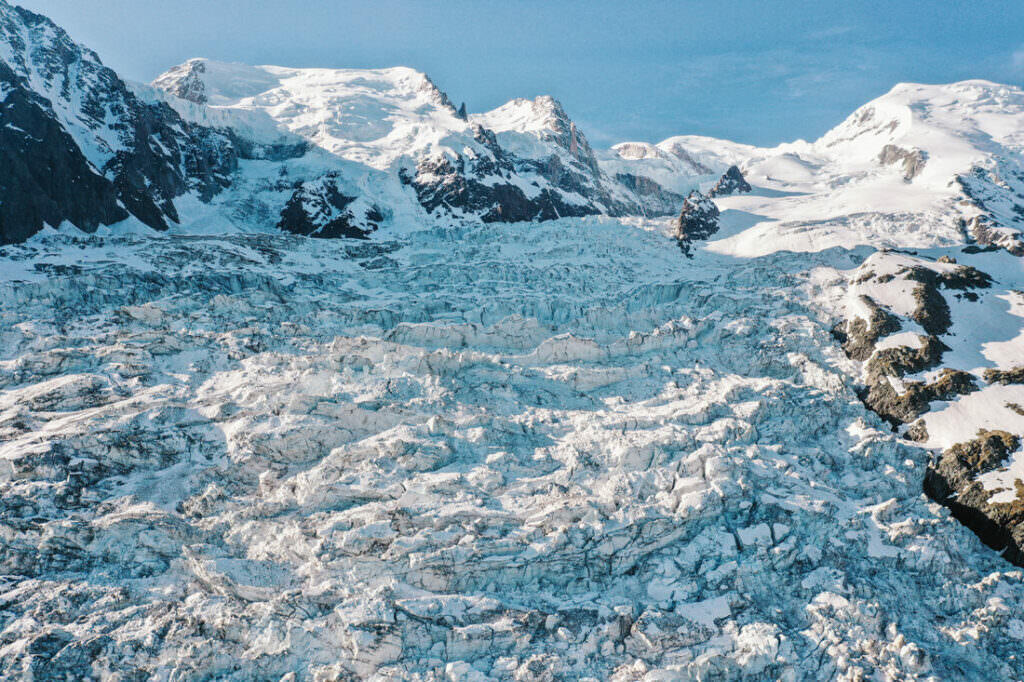 020 mont blanc gletscher drohne luftaufnahme 1024x682 - The Mont Blanc Glacier – A Morning in Golden Light