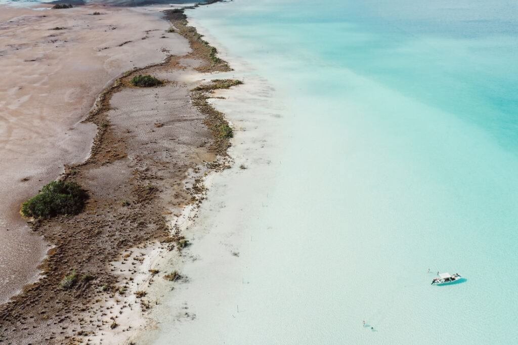 017 bacalar lagune mexiko drohne 1024x682 - Die Piratenbucht von Bacalar – Ein Tanz aus Farben und Geschichte
