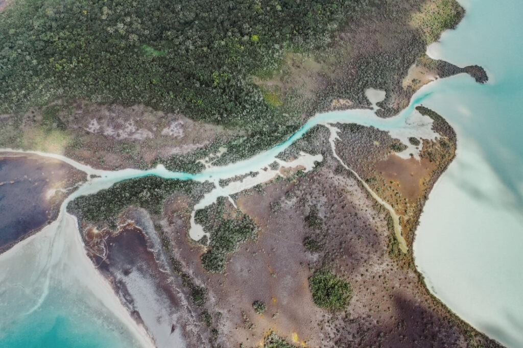 023 bacalar lagune mexiko drohne 1 1024x682 - Die Piratenbucht von Bacalar – Ein Tanz aus Farben und Geschichte