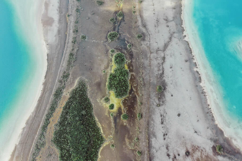 026 bacalar lagune mexiko drohne 1 1024x682 - Die Piratenbucht von Bacalar – Ein Tanz aus Farben und Geschichte
