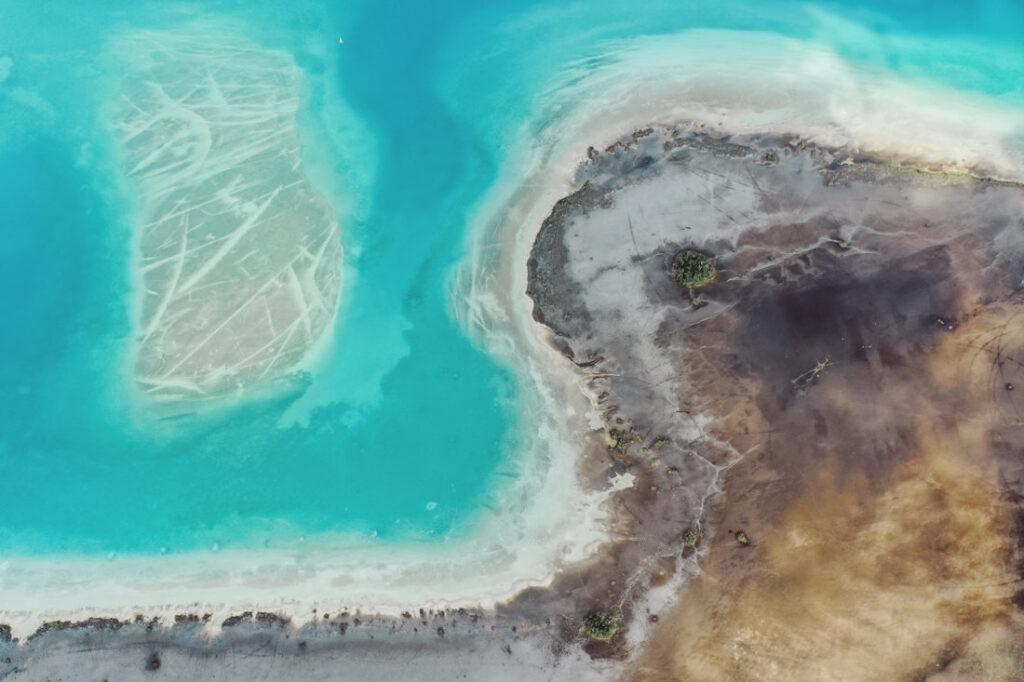 027 bacalar lagune mexiko drohne 1 1024x682 - Die Piratenbucht von Bacalar – Ein Tanz aus Farben und Geschichte