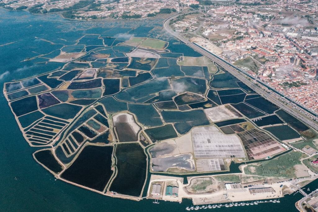 001 aveiro salzfelder portugal drohne 1024x682 - Salt Fields of Aveiro: A Play of Color and Structure