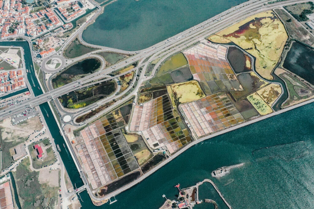 003 aveiro salzfelder portugal drohne 1024x682 - Salt Fields of Aveiro: A Play of Color and Structure