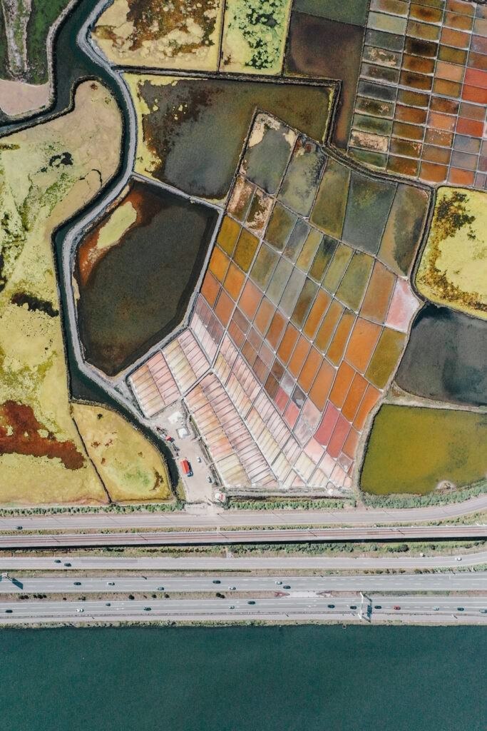 004 aveiro salzfelder portugal drohne 683x1024 - Salt Fields of Aveiro: A Play of Color and Structure