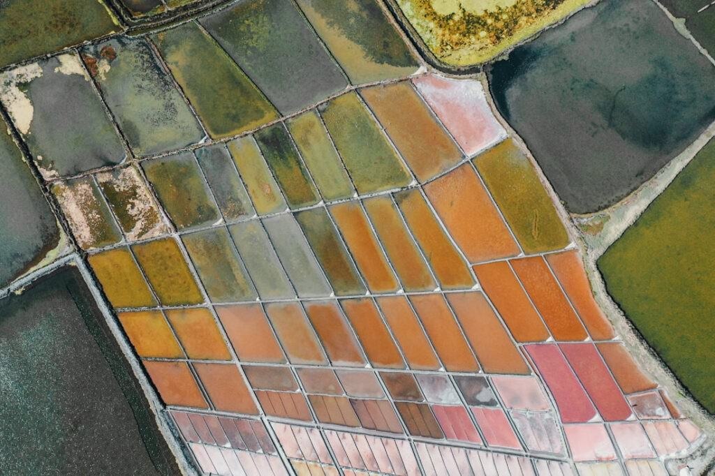 005 aveiro salzfelder portugal drohne 1024x682 - Salt Fields of Aveiro: A Play of Color and Structure