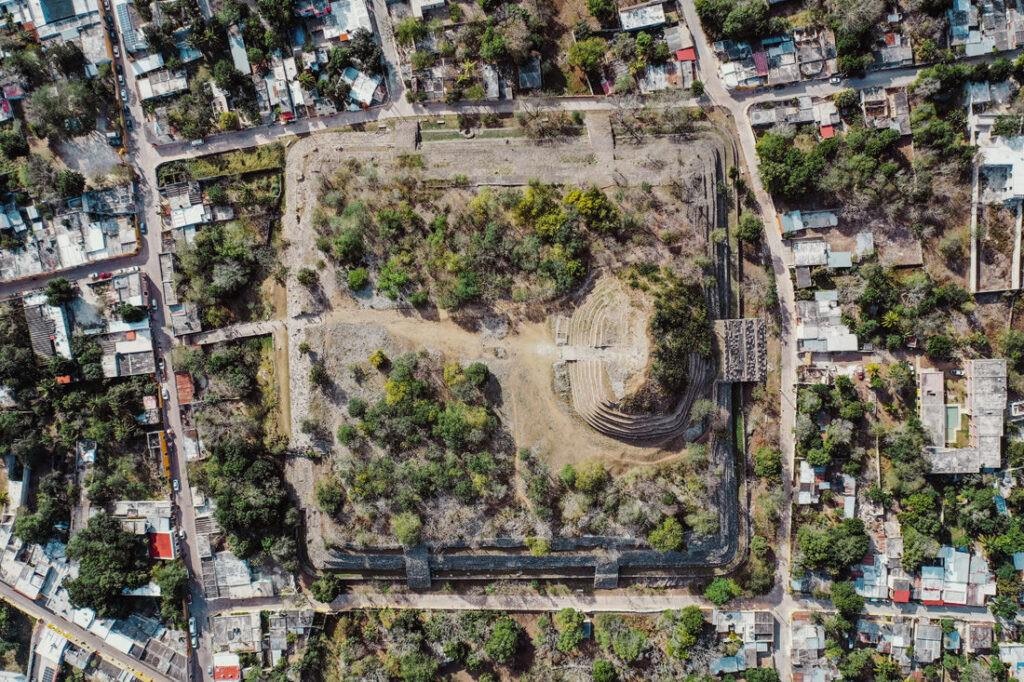 005 mexiko tempel yucatan 1024x682 - Alte Tempel und die gelbe Stadt Izamal – Yucatán aus der Höhe
