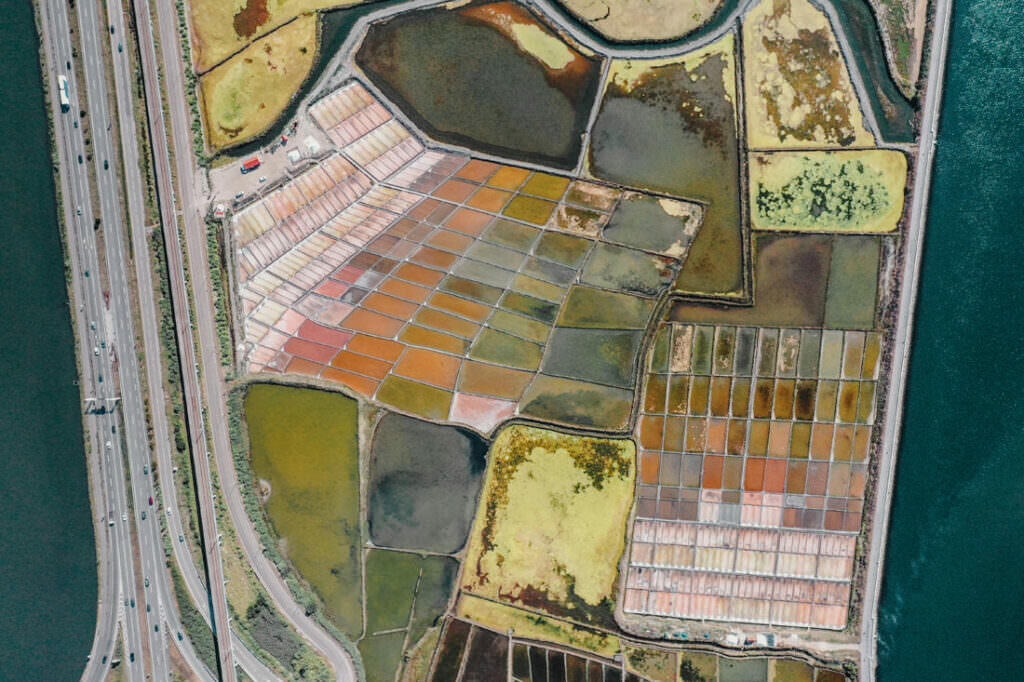 006 aveiro salzfelder portugal drohne 1024x682 - Salt Fields of Aveiro: A Play of Color and Structure