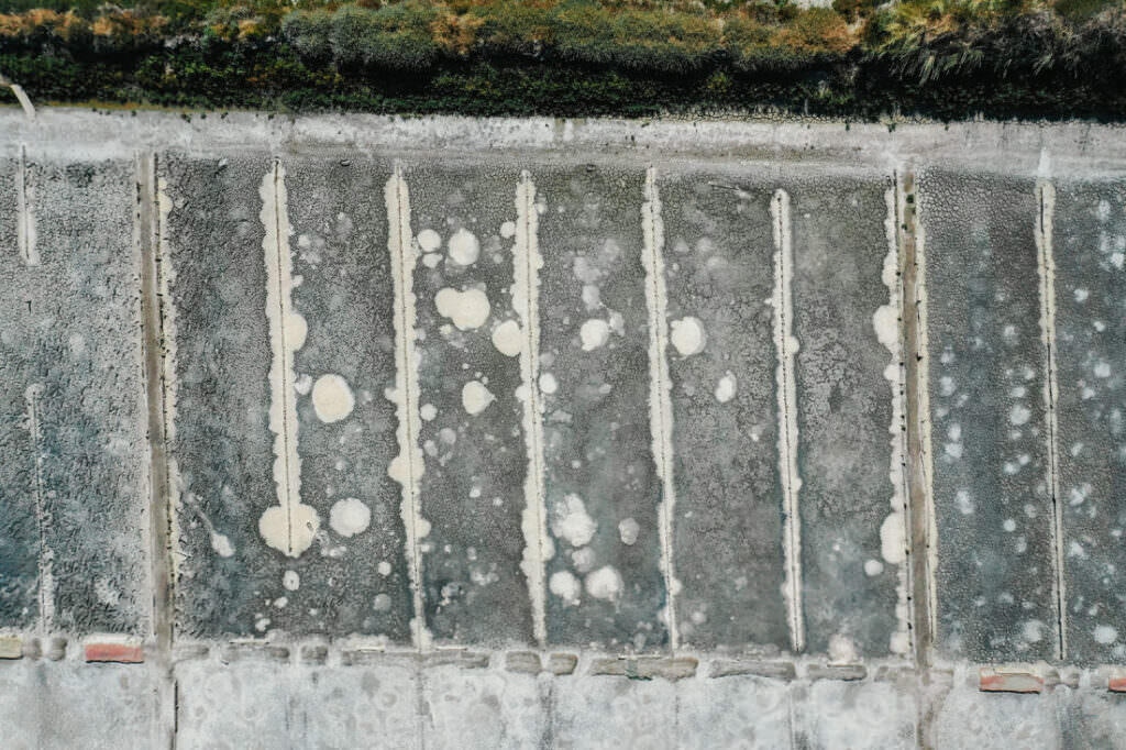 007 aveiro salzfelder portugal drohne 1 1024x682 - Salt Fields of Aveiro: A Play of Color and Structure
