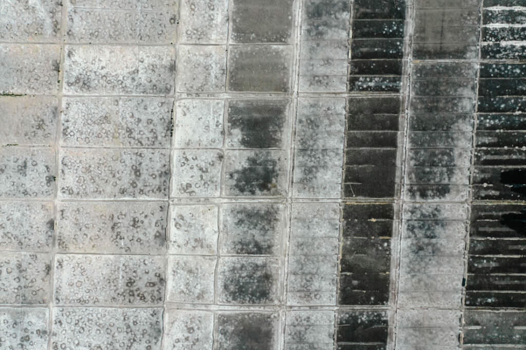 012 aveiro salzfelder portugal drohne 1024x682 - Salt Fields of Aveiro: A Play of Color and Structure