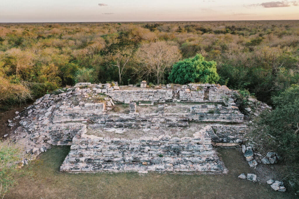012 mexiko tempel yucatan 1024x682 - Alte Tempel und die gelbe Stadt Izamal – Yucatán aus der Höhe