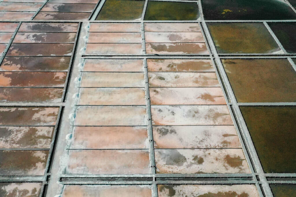 016 aveiro salzfelder portugal drohne 1 1024x682 - Salt Fields of Aveiro: A Play of Color and Structure