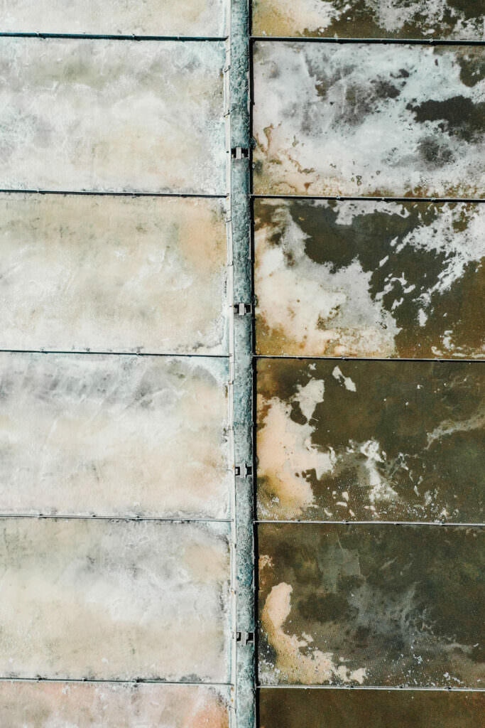 017 aveiro salzfelder portugal drohne 683x1024 - Salt Fields of Aveiro: A Play of Color and Structure