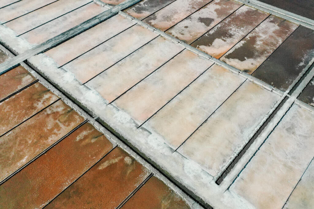 018 aveiro salzfelder portugal drohne 1024x682 - Salt Fields of Aveiro: A Play of Color and Structure