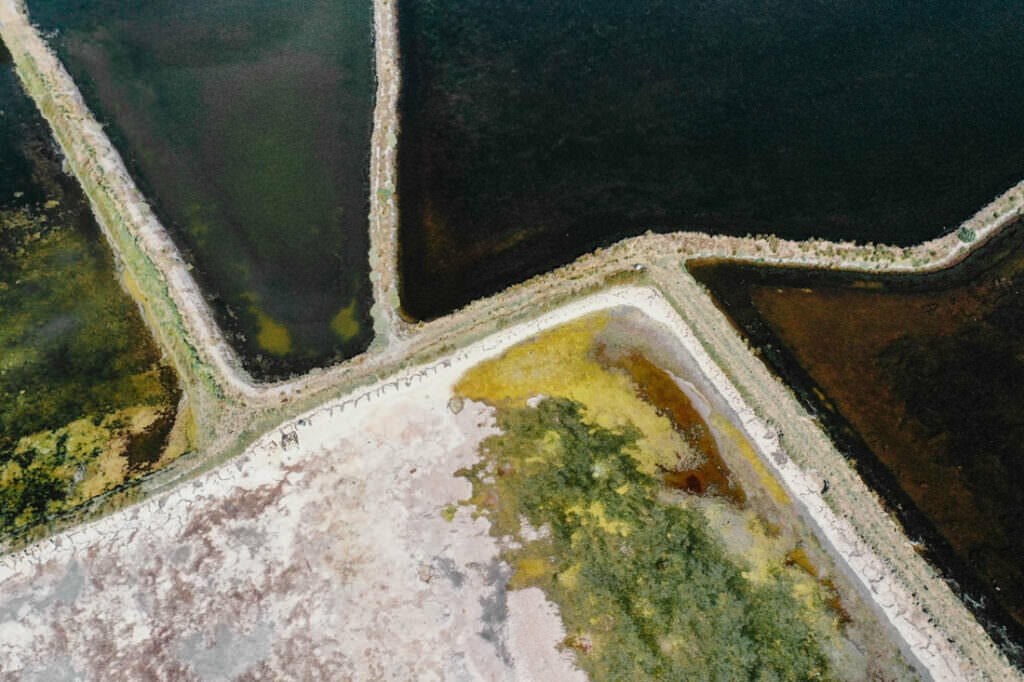 023 aveiro salzfelder portugal drohne 1024x682 - Salt Fields of Aveiro: A Play of Color and Structure