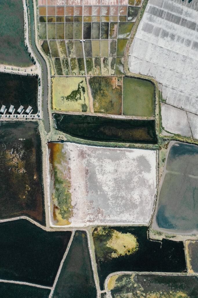 024 aveiro salzfelder portugal drohne 683x1024 - Salt Fields of Aveiro: A Play of Color and Structure