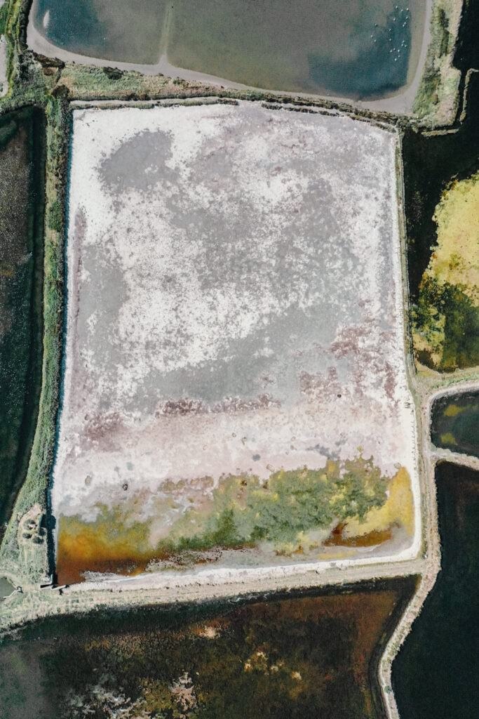 025 aveiro salzfelder portugal drohne 683x1024 - Salt Fields of Aveiro: A Play of Color and Structure