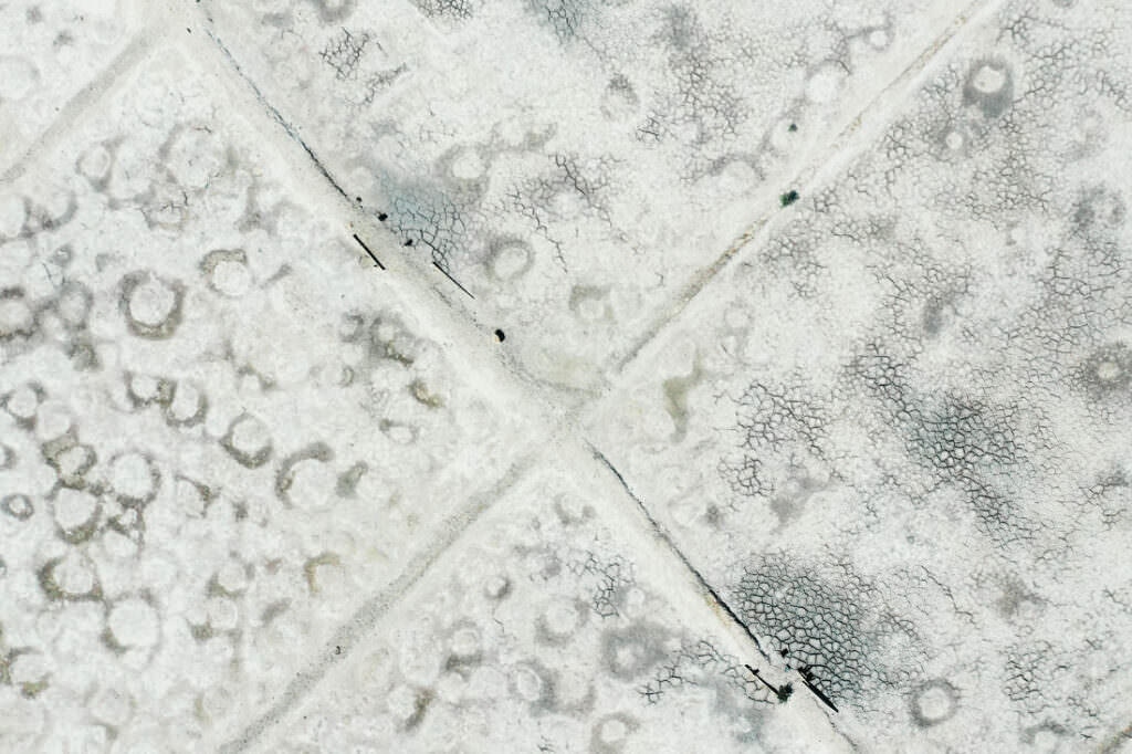 027 aveiro salzfelder portugal drohne 1024x682 - Salt Fields of Aveiro: A Play of Color and Structure
