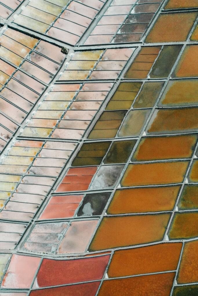 030 aveiro salzfelder portugal drohne 683x1024 - Salt Fields of Aveiro: A Play of Color and Structure