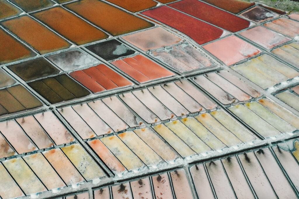 032 aveiro salzfelder portugal drohne 1024x682 - Salt Fields of Aveiro: A Play of Color and Structure