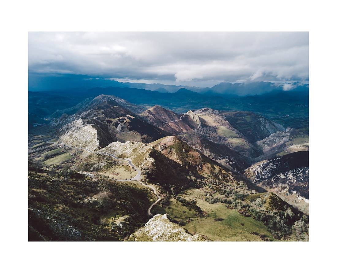 asturien i2v 0001 web - Asturien 01 - Ruhiger Drohnenflug über die majestätischen Picos de Europa