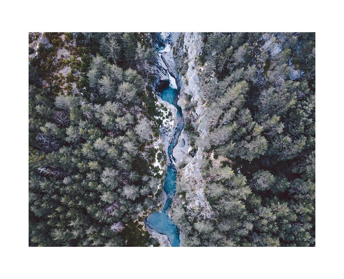 asturien i2v 0009 web - Asturien 05 - Spektakuläre Luftaufnahme eines asturischen Canyons mit fließendem Fluss