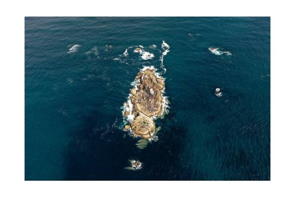 galizien i2v 0006 web 600x400 - Galizien 05 - Luftaufnahme uralter Felsinseln im tiefblauen Wasser der Nordgalizien-Küste