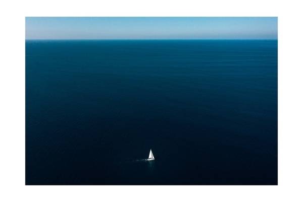 Galizien 07 - Einsames Segelboot gleitet durch unberührte galizische Gewässer unter klarem blauem Himmel galizien i2v 0008 web 1 600x400 - Galizien 07 - Einsames Segelboot gleitet durch unberührte galizische Gewässer unter klarem blauem Himmel